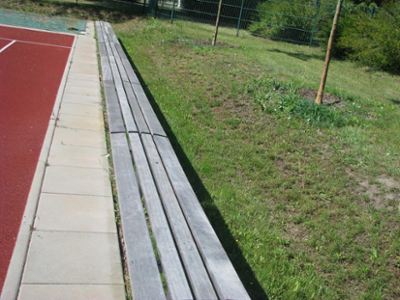 Sportplatz Holzbänke